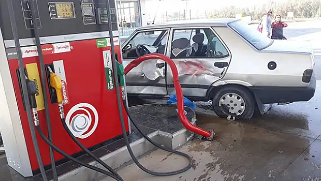 Konya'da otomobil akaryakıt istasyonuna çarptı
