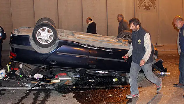 Konya'da otomobil alt geçite uçtu : 1 yaralı
