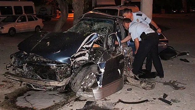 Konya'da otomobil aydınlatma direğine çarptı: 1 yaralı