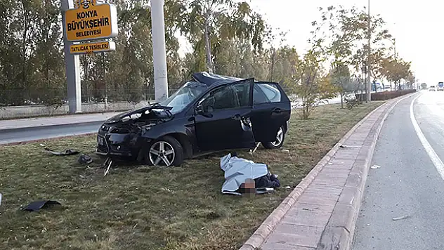 Konya'da Otomobil Aydınlatma Direğine Çarptı - 1 ölü, 2 yaralı