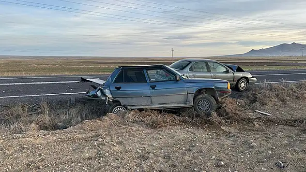 Konya'da otomobil aynı yöndeki araca arkadan çarptı: 1 ölü, 1 yaralı
