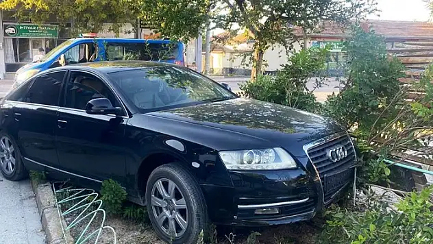 Konya'da otomobil bankta oturan 2 kişiye çarptı
