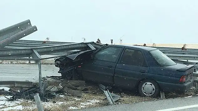 Konya'da Otomobil bariyere çarptı, sürücü yaralandı