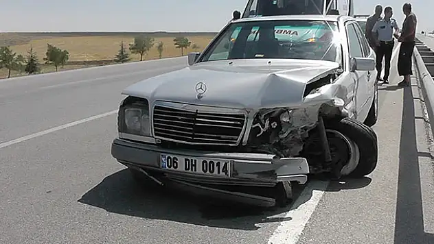 Konya'da otomobil bariyerlere çarptı: 2 yaralı