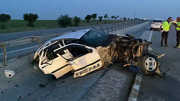 Konya'da otomobil bariyerlere çarptı: 2 yaralı
