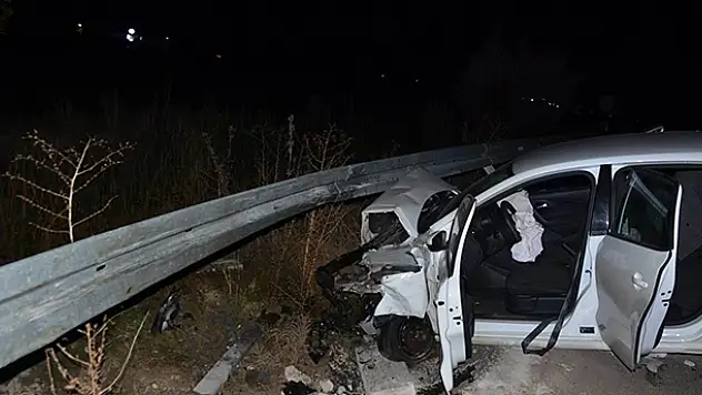 Konya'da otomobil bariyerlere çarptı: 3 yaralı
