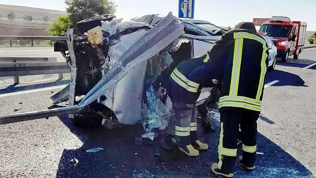 Konya'da otomobil bariyerlere çarptı: 4 yaralı
