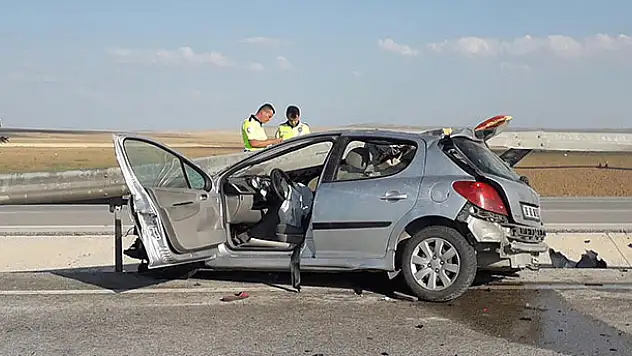 Konya'da otomobil bariyerlere çarptı: 5 yaralı