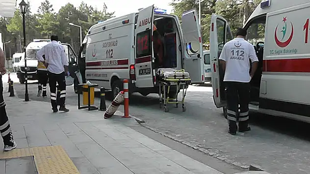 Konya'da otomobil bariyerlere çarptı: 5 yaralı