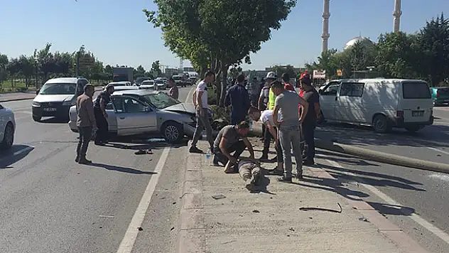 Konya'da otomobil bisiklete çarptı: 2 yaralı