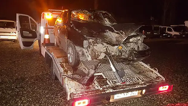 Konya'da otomobil çöp kamyonuna çarptı: 2 yaralı