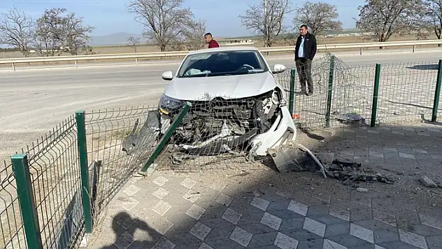 Konya'da otomobil demir çitlere çarptı: 2 yaralı
