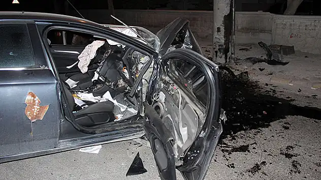 Konya'da otomobil direğe çarptı: 1 ölü, 1 yaralı