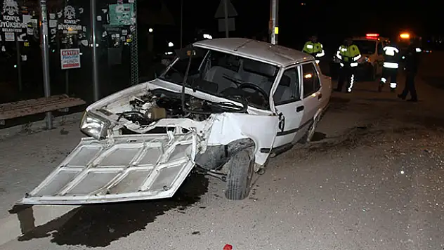 Konya'da otomobil direğe çarptı: 2 yaralı