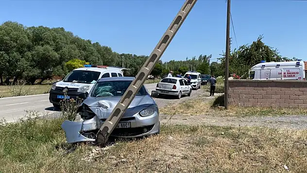 Konya'da otomobil direğe çarptı: 3 yaralı
