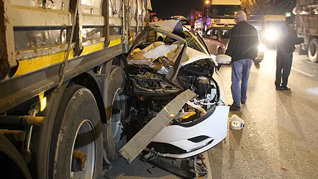 Konya'da otomobil dorsenin altına girdi: 4 yaralı