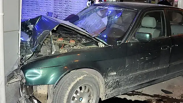Konya'da otomobil dükkana girdi