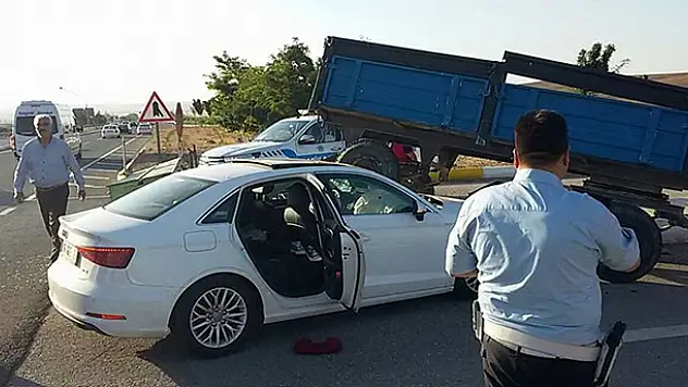 Konya'da otomobil ekim mibzerine çarptı