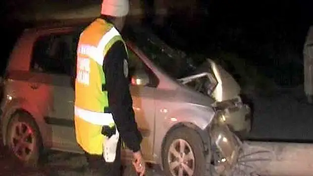 Konya'da otomobil elektrik direğine çarptı: 2 yaralı
