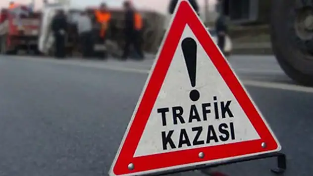 Konya'da otomobil elektrik direğine çarptı: 1 ölü, 2 yaralı