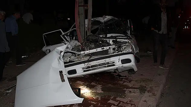 Konya'da otomobil elektrik direğine çarptı: 17 yaşındaki genç öldü, 3 kişi yaralandı
