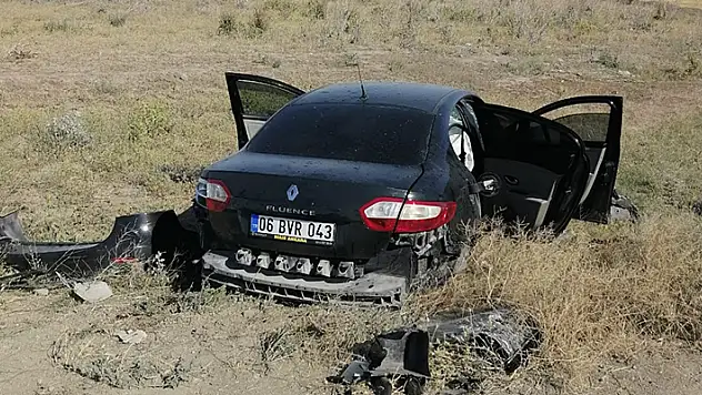 Konya'da otomobil elektrik direğine çarptı: 2 yaralı
