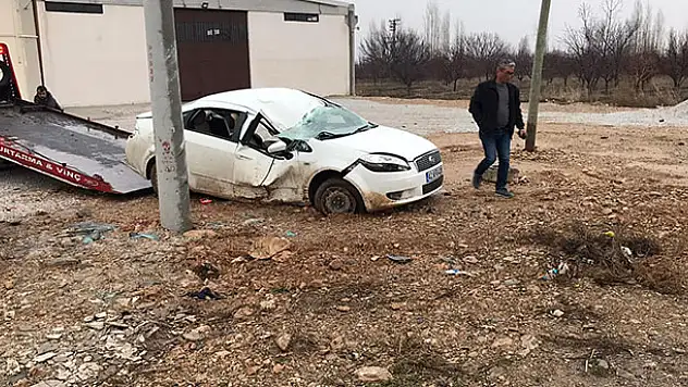 Konya'da otomobil elektrik direğine çarptı: 4 yaralı