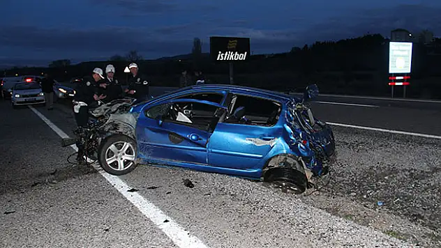 Konya'da otomobil elektrik direğine çarptı: 3 yaralı