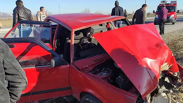 Konya'da otomobil elektrik direğine çarptı: 6 yaralı
