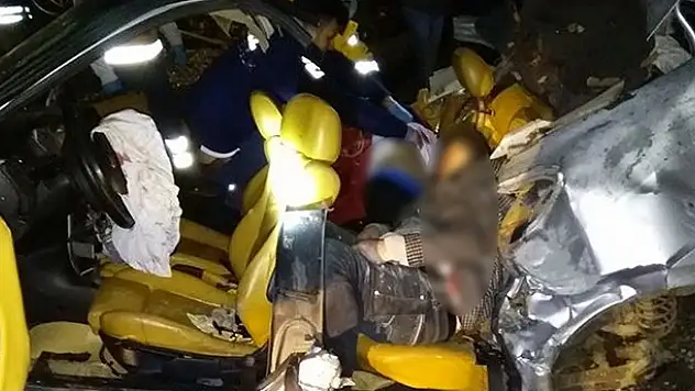 Konya'da otomobil elektrik direğine çarptı: 2 ölü, 2 yaralı