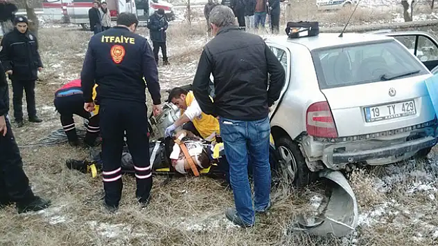Konya'da otomobil evin bahçe duvarına çarptı