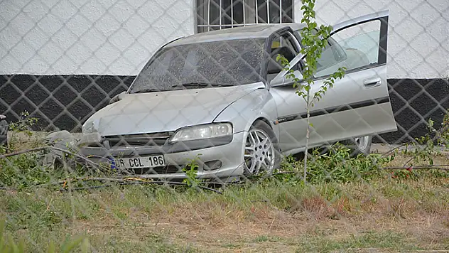 Konya'da otomobil evin bahçesine uçtu
