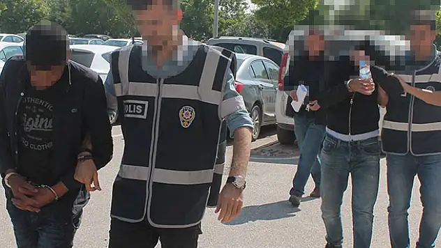 Konya'da otomobil hırsızları çekirdek yerken yakalandı