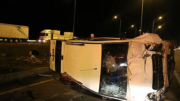 Konya'da otomobil ile hafif ticari araç çarpıştı: 1 ölü, 9 yaralı