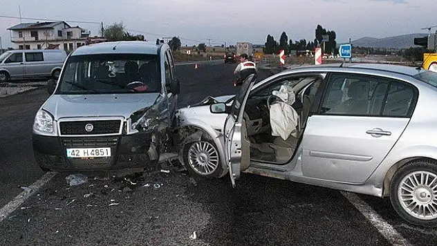 Konya'da otomobil ile hafif ticari araç çarpıştı: 6 yaralı