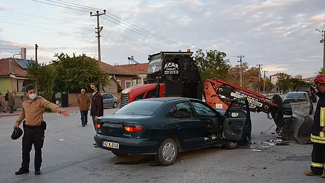 Konya'da otomobil ile iş makinesi çarpıştı: 3 kişi yaralandı
