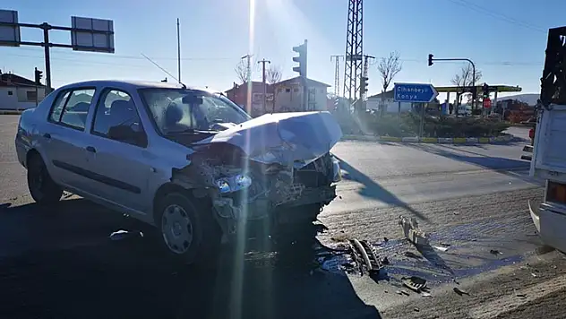 Konya'da otomobil ile kamyonet çarpıştı: 2 yaralı
