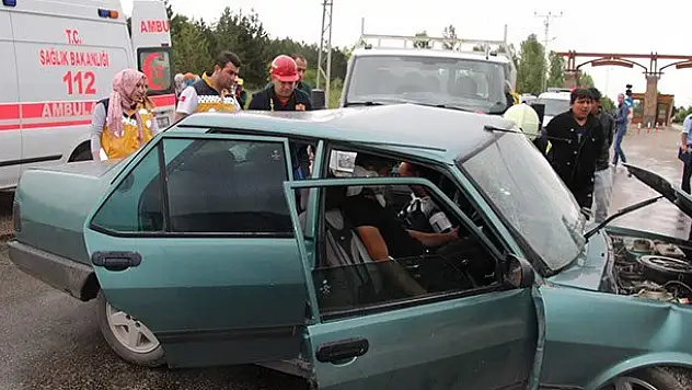Konya'da Otomobil İle Kamyonet Çarpıştı