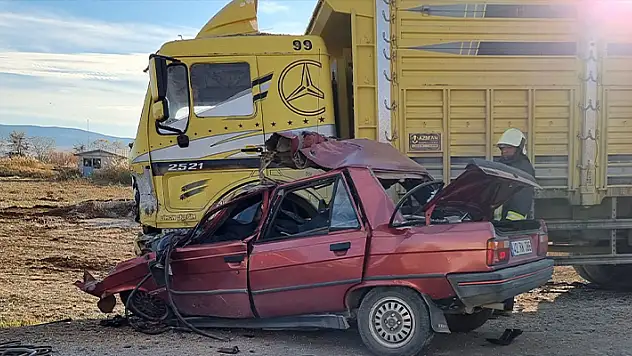 Konya'da otomobil ile kamyonun çarpıştığı kazada 2 kişi öldü, 1 kişi yaralandı
