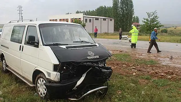 Konya'da otomobil ile minibüs çarpıştı: 1 ölü, 3 yaralı