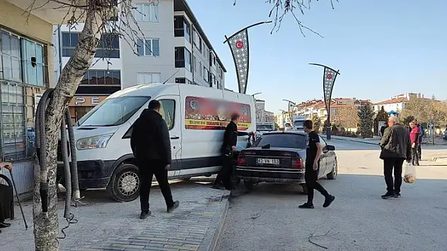 Konya'da otomobil ile minibüs çarpıştı: 2 yaralı
