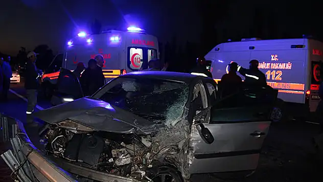 Konya'da otomobil ile minibüs çarpıştı : 3 yaralı