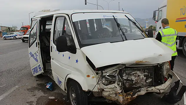Konya'da otomobil ile minibüs çarpıştı: 8 yaralı