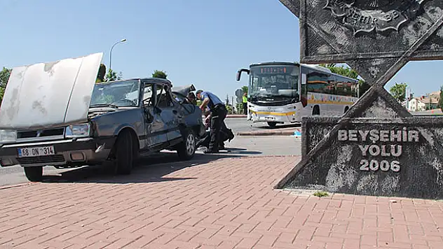 Konya'da otomobil ile otobüs çarpıştı: 1 ölü, 3 yaralı