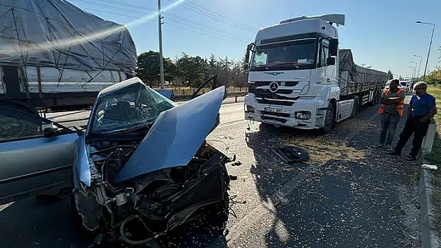 Konya'da otomobil ile tır çarpıştı, 2 kişi öldü
