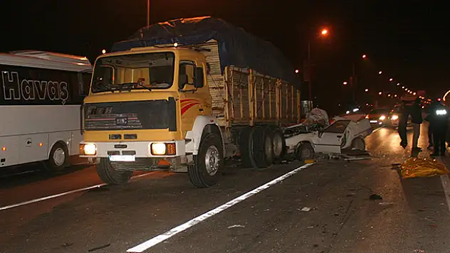 Konya'da otomobil ışıkta bekleyen kamyonun altına girdi