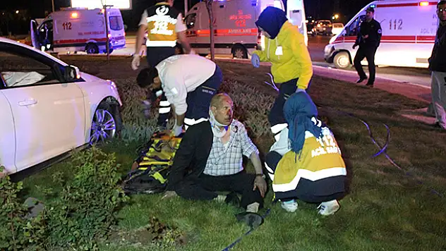 Konya'da otomobil kaldırıma çarptı: 3'ü çocuk 7 yaralı