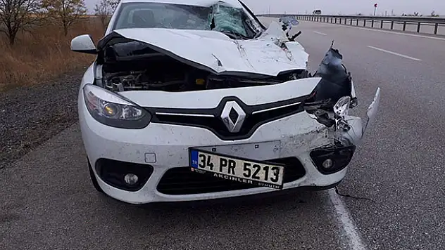 Konya'da otomobil kamyona arkadan çarptı: 3 yaralı