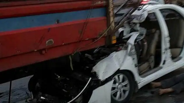 Konya'da otomobil kamyona çarptı : 3 ölü, 3 yaralı