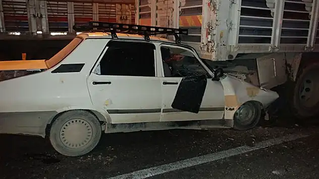Konya'da otomobil kamyona çarptı: 3 yaralı